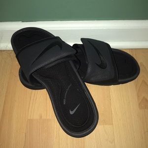 Men’s Nike flops
